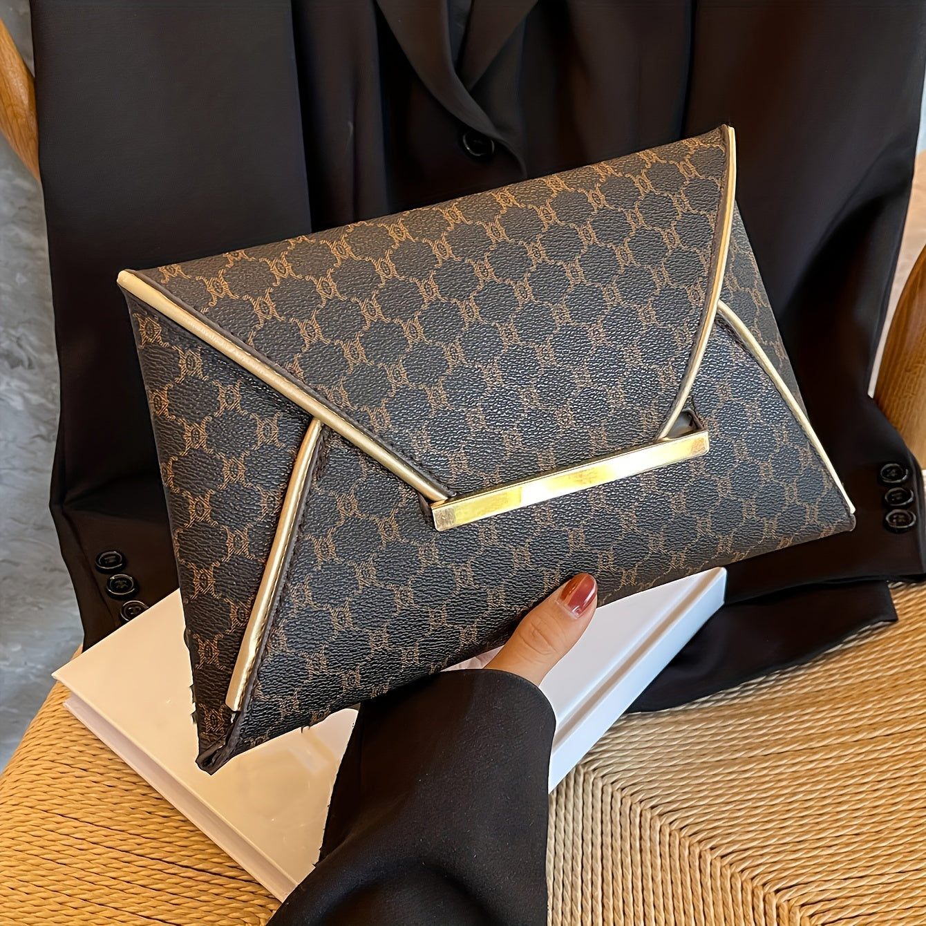 Timeless Vintage Envelop Clutch Wallet - Retro Pattern Coin Purse with Secure Closure - Stylish Square Womens Bag for Daily Glamour and Evening Events