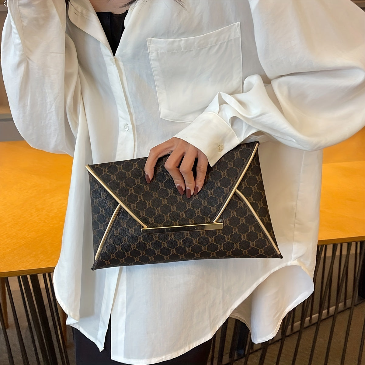 Timeless Vintage Envelop Clutch Wallet - Retro Pattern Coin Purse with Secure Closure - Stylish Square Womens Bag for Daily Glamour and Evening Events
