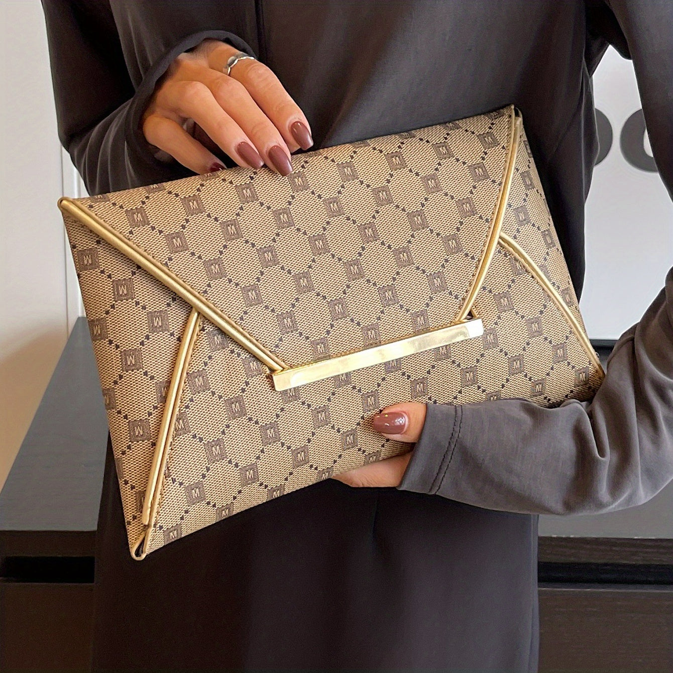Timeless Vintage Envelop Clutch Wallet - Retro Pattern Coin Purse with Secure Closure - Stylish Square Womens Bag for Daily Glamour and Evening Events