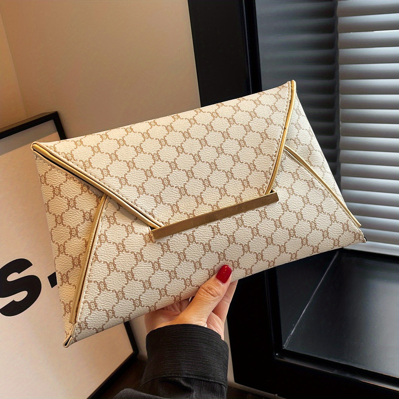 Timeless Vintage Envelop Clutch Wallet - Retro Pattern Coin Purse with Secure Closure - Stylish Square Womens Bag for Daily Glamour and Evening Events