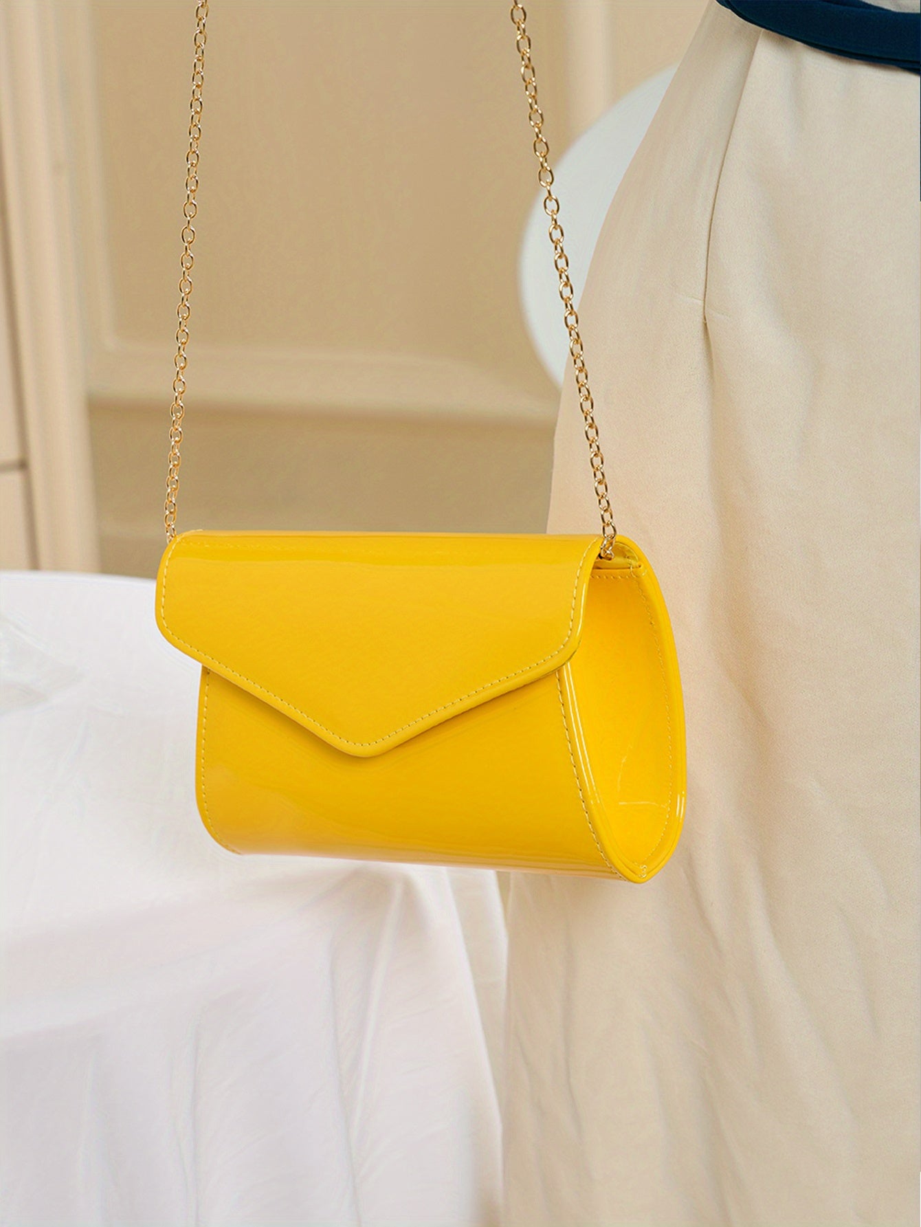 Shiny Chic Metal Chain Envelope Clutch - Durable Textured PU Leather Purse for Elegant Evening Events - Perfect for Carnival, Mardi Gras, Weddings, and Music Festivals - A Fashion-Forward, Versatile Accessory