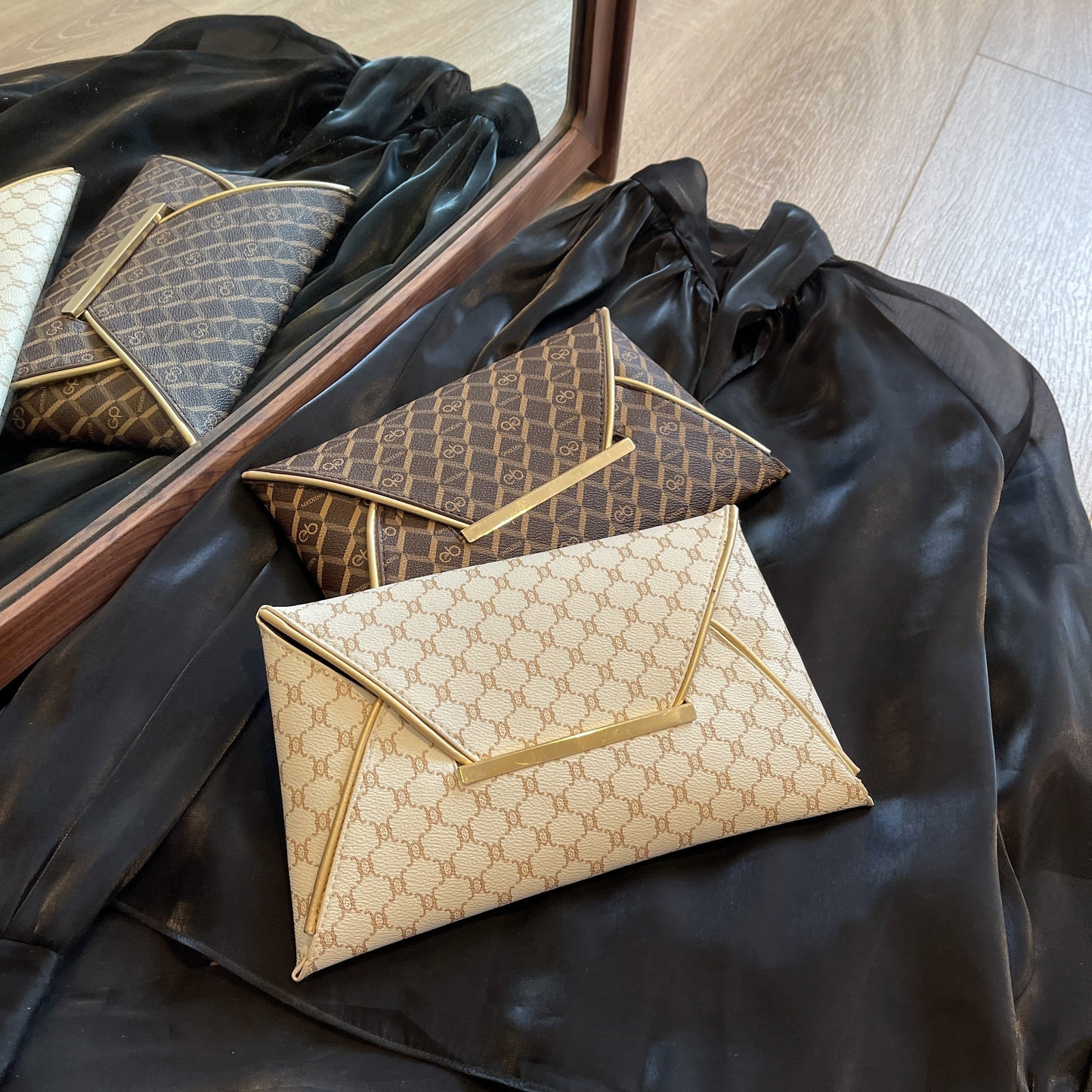 Timeless Vintage Envelop Clutch Wallet - Retro Pattern Coin Purse with Secure Closure - Stylish Square Womens Bag for Daily Glamour and Evening Events