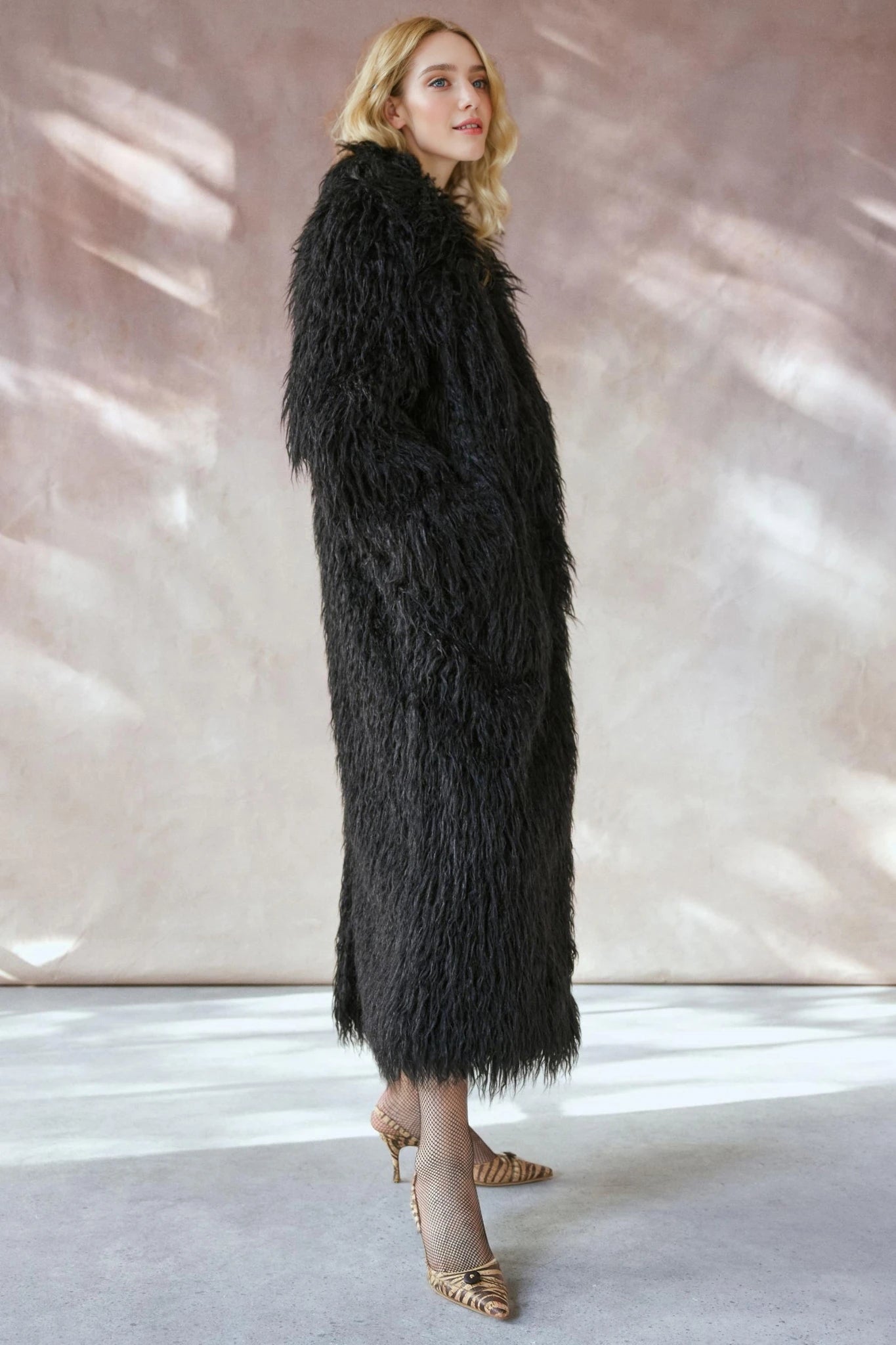 Women'S Elegant Long Faux Fur Coat -  Casual & Comfortable with Pockets, Perfect for Fall/Winter Outdoor Wear, Stylish Long Coat