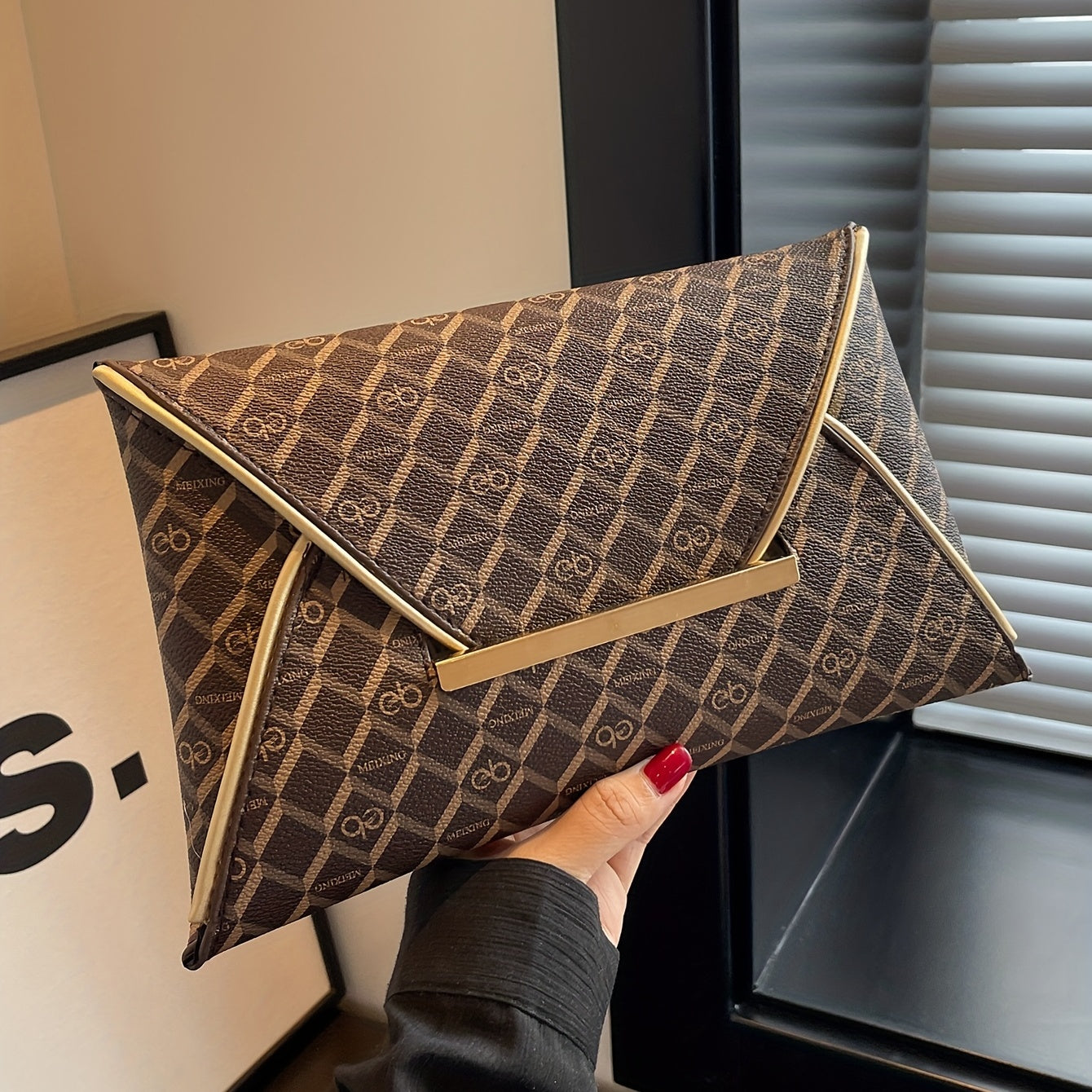 Timeless Vintage Envelop Clutch Wallet - Retro Pattern Coin Purse with Secure Closure - Stylish Square Womens Bag for Daily Glamour and Evening Events