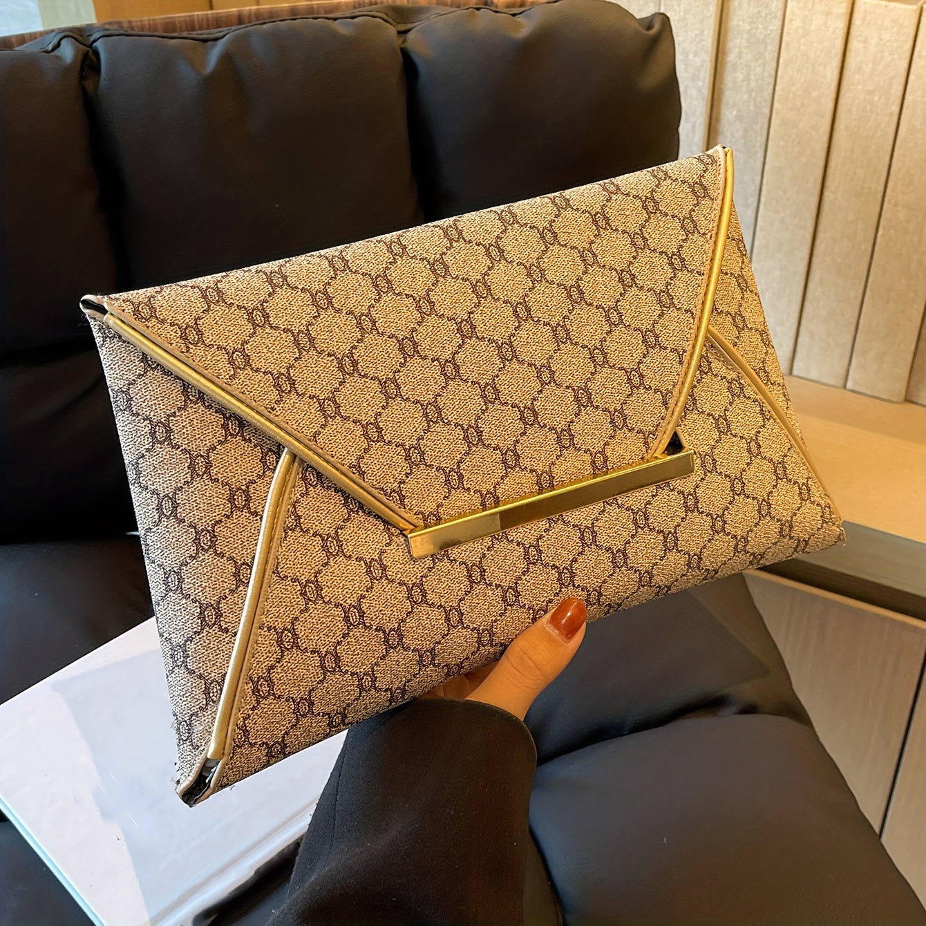 Timeless Vintage Envelop Clutch Wallet - Retro Pattern Coin Purse with Secure Closure - Stylish Square Womens Bag for Daily Glamour and Evening Events